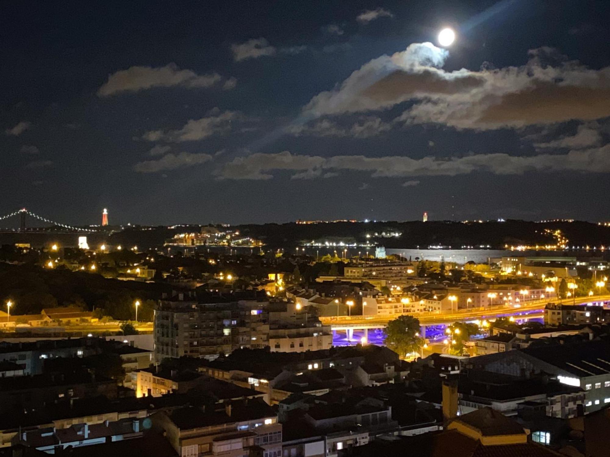 Ideally Located With Perfect Views Algés Eksteriør bilde